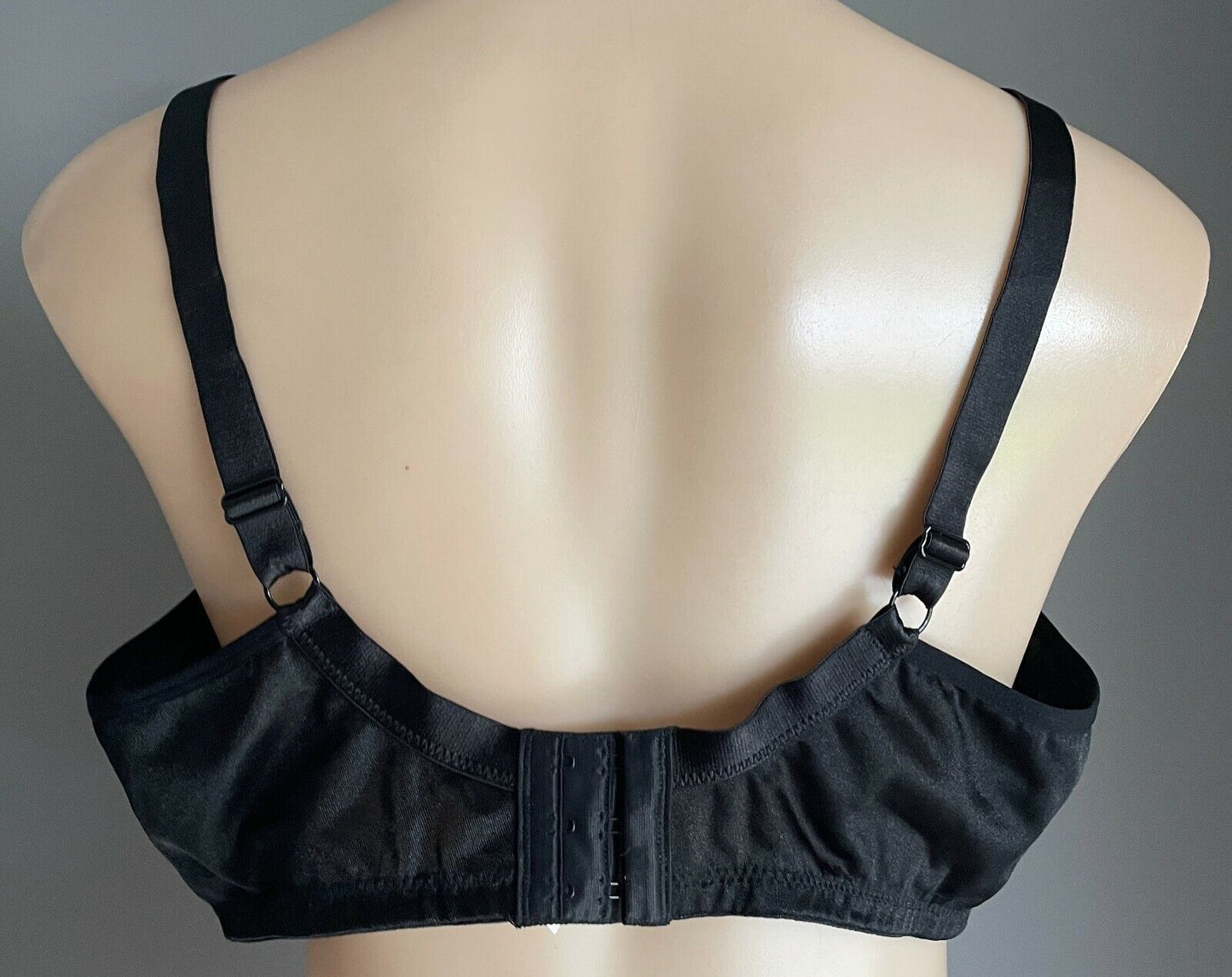 FORMFIT Triumph Bra 20DD Underwire Black Jacquard Print Delicate Minimiser 20 DD