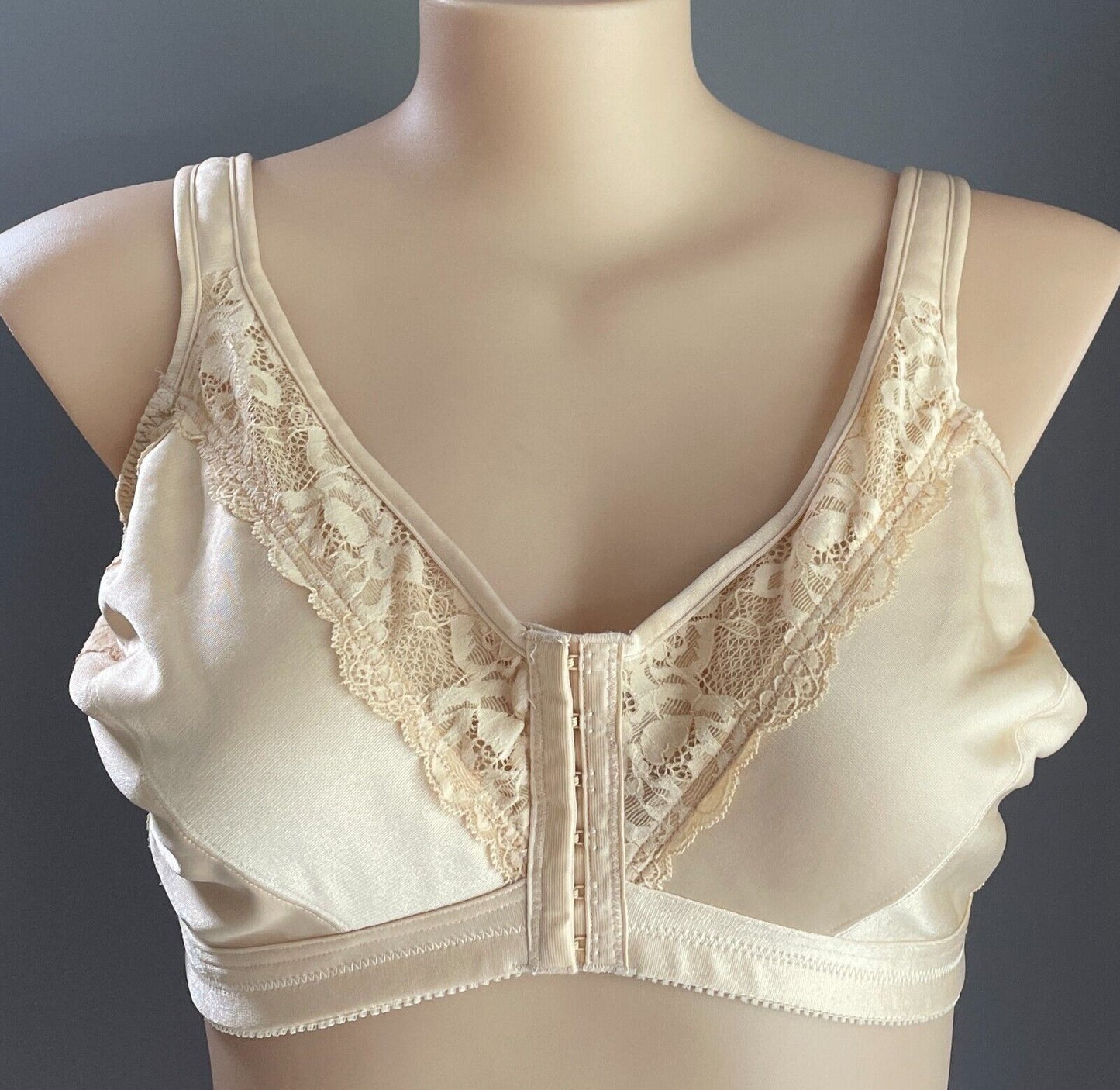 ESTABLISHED Bra 24D Beige Front Fastening Delicate Lace Wire Free 24 D Adjusting