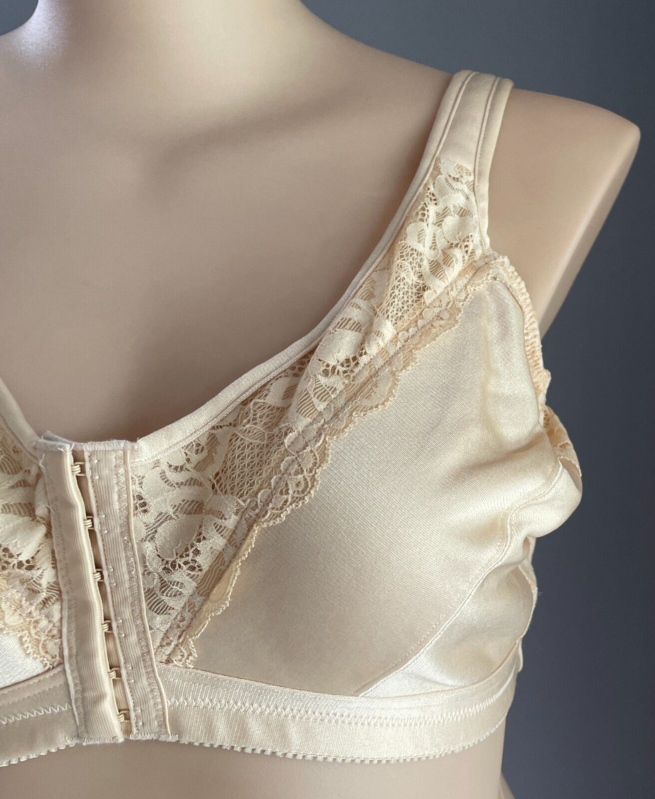 ESTABLISHED Bra 24D Beige Front Fastening Delicate Lace Wire Free 24 D Adjusting