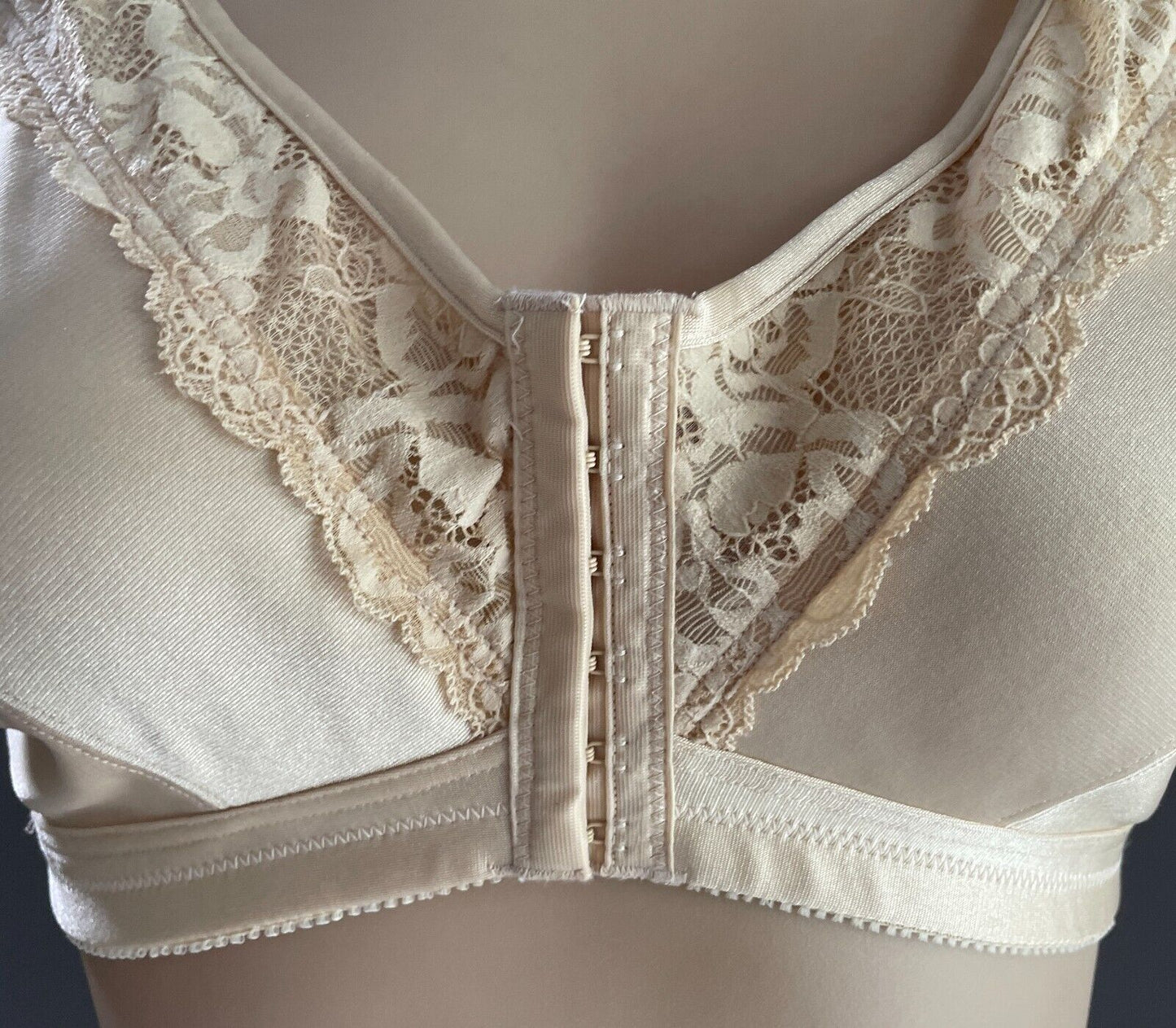 ESTABLISHED Bra 24D Beige Front Fastening Delicate Lace Wire Free 24 D Adjusting