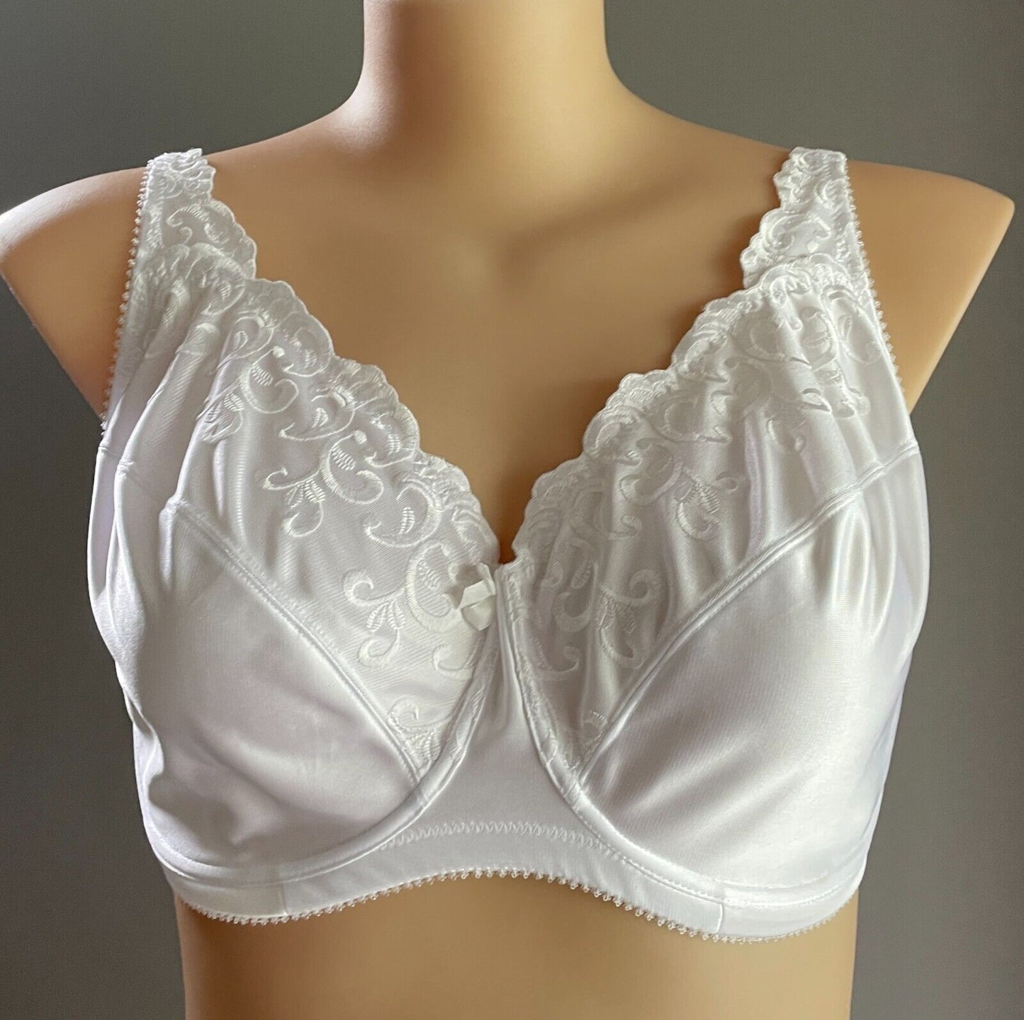 TRIUMPH Bra 18E White Embroidered Minimiser Underwire Size 18 E