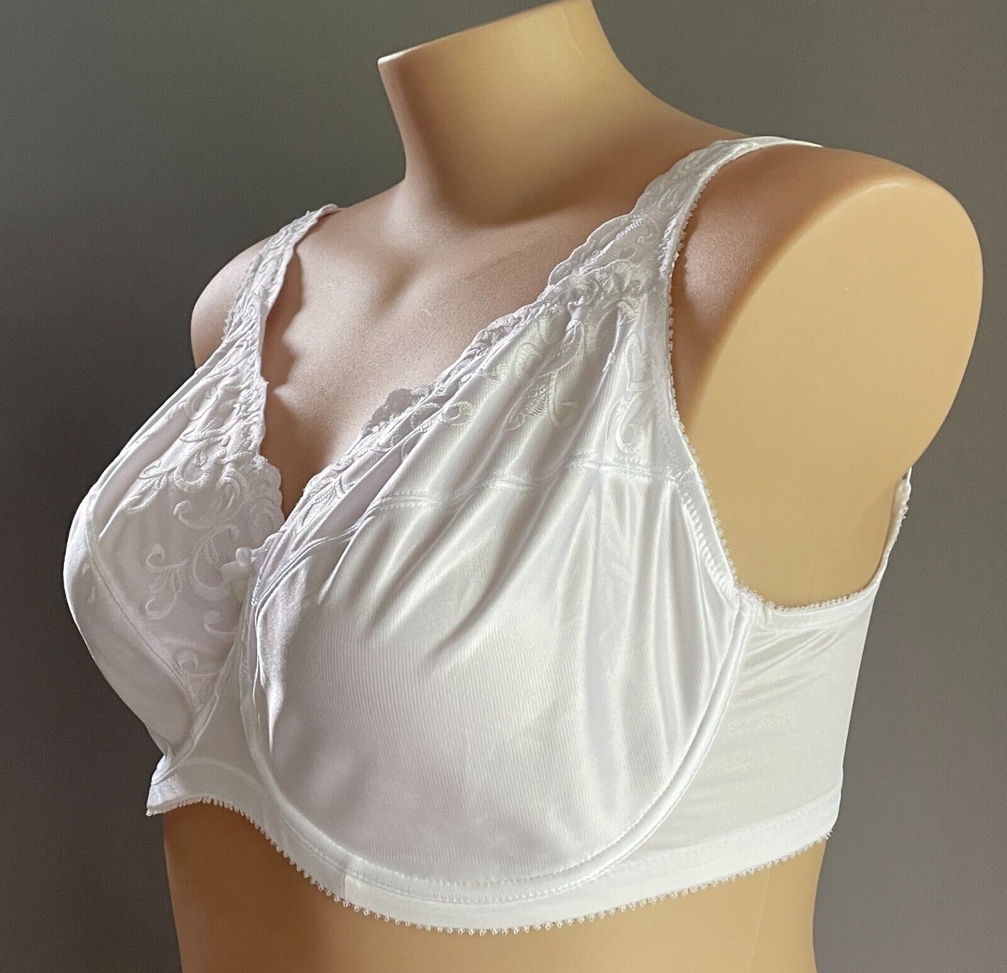 TRIUMPH Bra 18E White Embroidered Minimiser Underwire Size 18 E