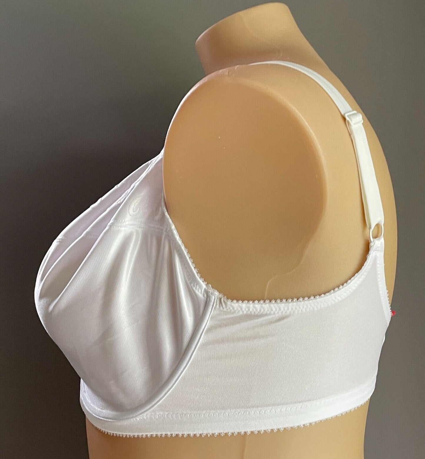 TRIUMPH Bra 18E White Embroidered Minimiser Underwire Size 18 E