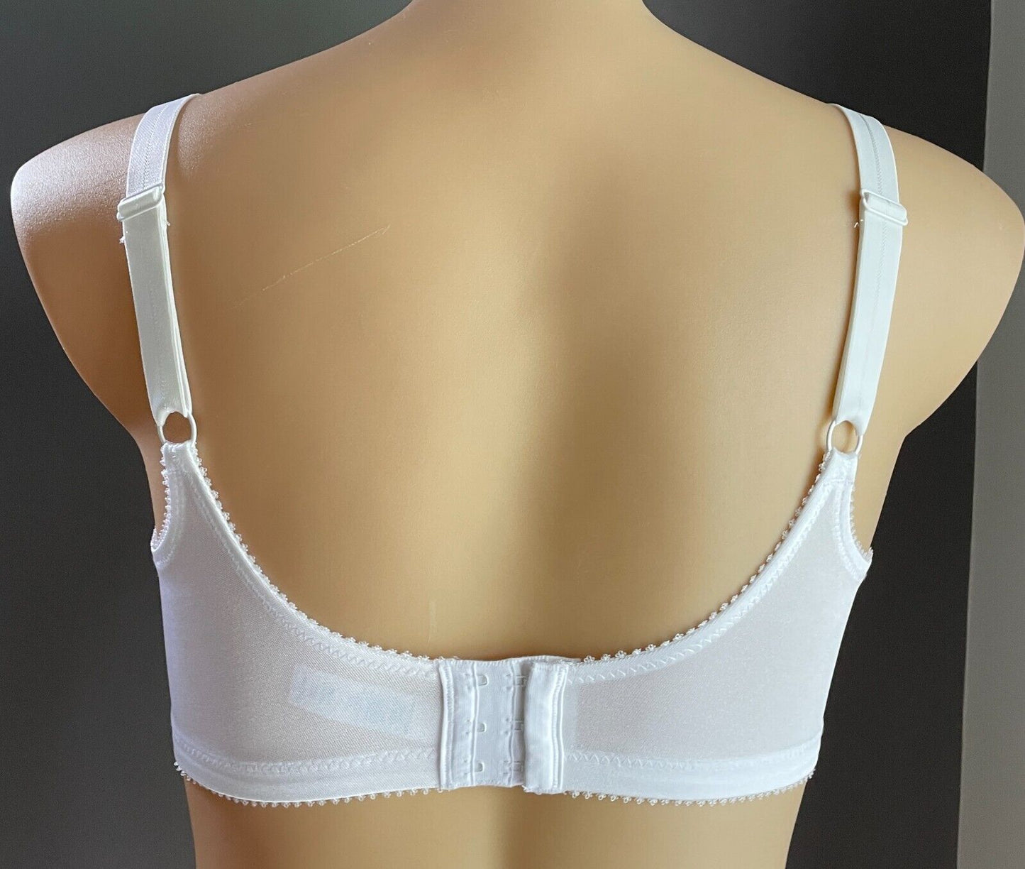 TRIUMPH Bra 18E White Embroidered Minimiser Underwire Size 18 E