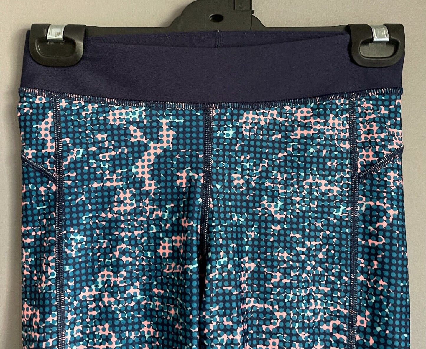 UNDER ARMOUR Leggings HeatGear Capri Green Navy Salmon Print Compression Sz XS