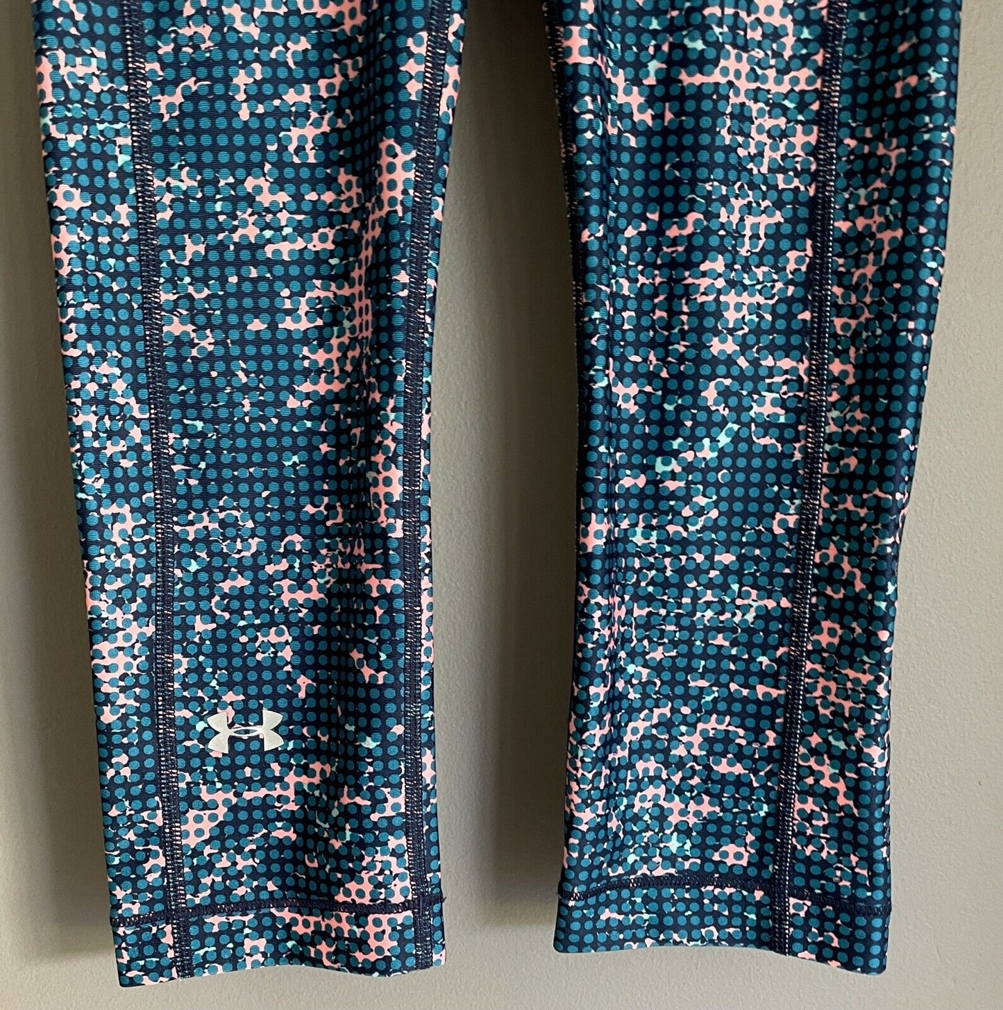 UNDER ARMOUR Leggings HeatGear Capri Green Navy Salmon Print Compression Sz XS