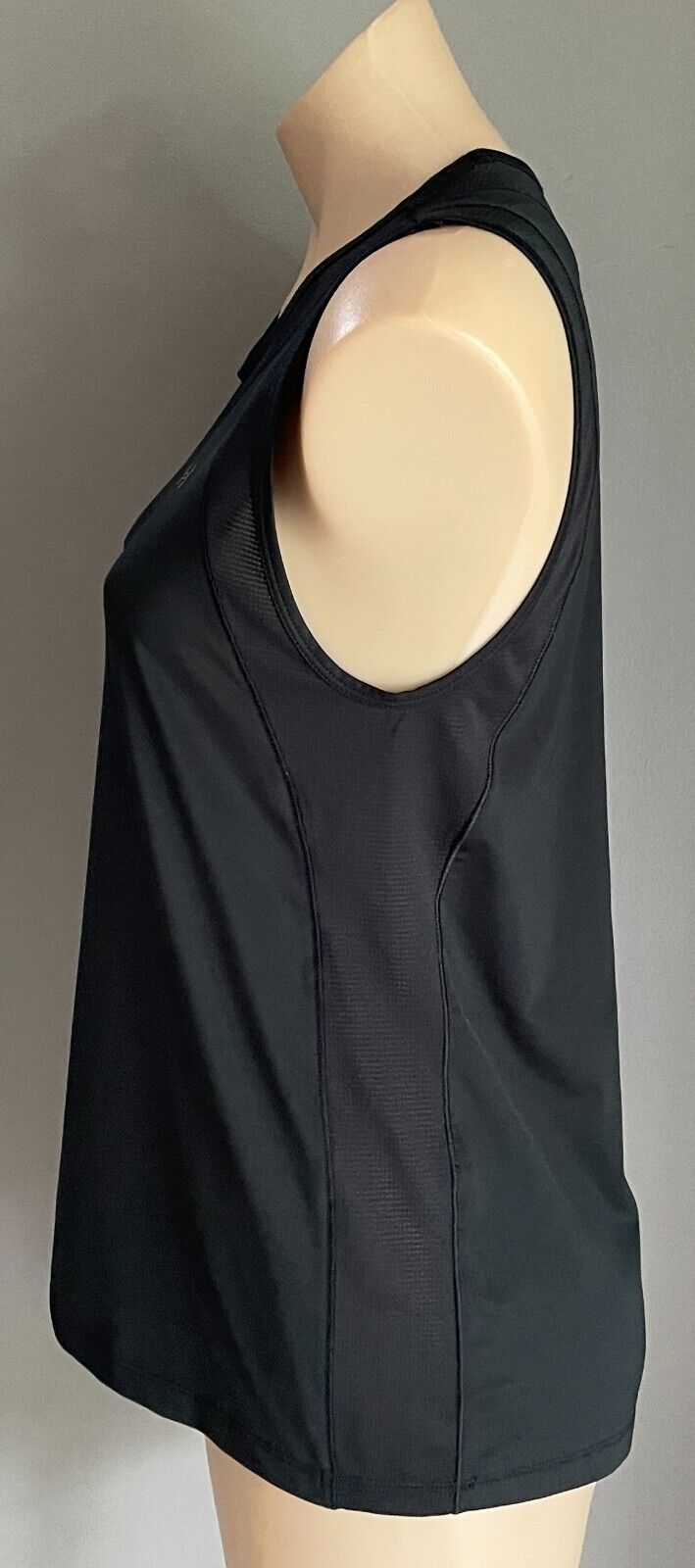 UNDER ARMOUR Tank Top Black Size 10 - 12 Running Gym Activewear Sleeveless NEW