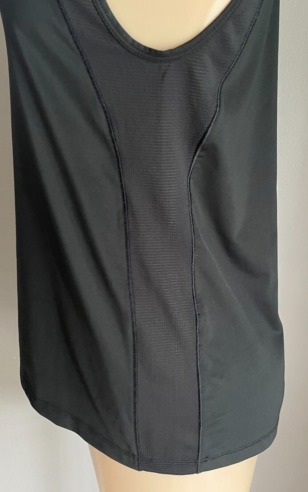 UNDER ARMOUR Tank Top Black Size 10 - 12 Running Gym Activewear Sleeveless NEW