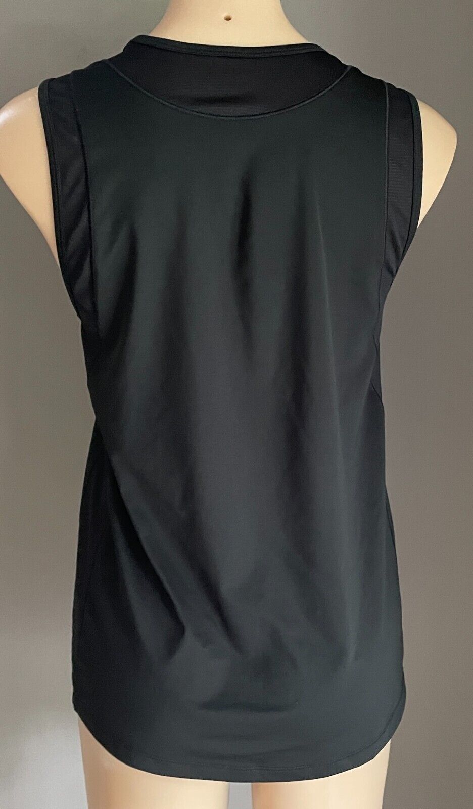 UNDER ARMOUR Tank Top Black Size 10 - 12 Running Gym Activewear Sleeveless NEW