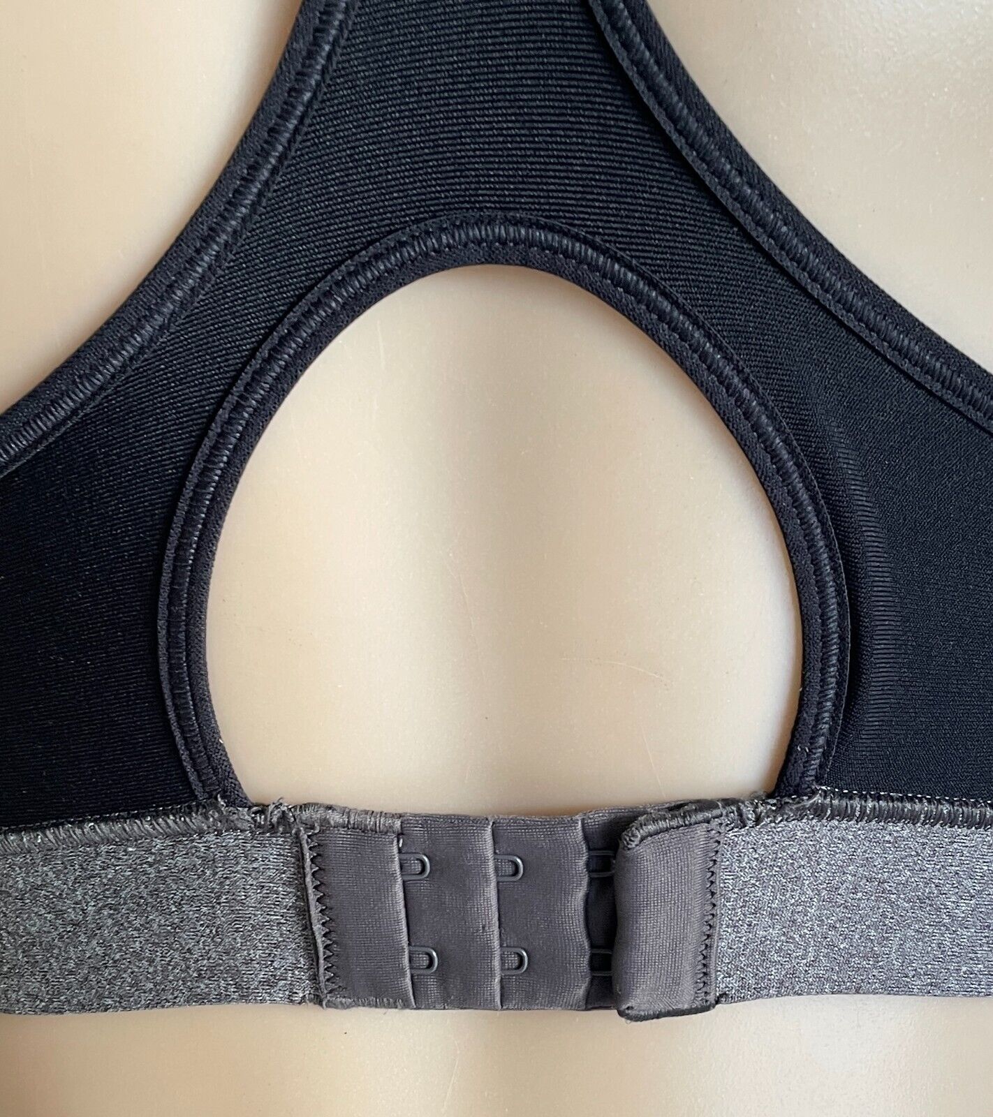 UNDER ARMOUR Sports Bra 10C Grey Black Crop Top Racer Back Medium Support 32C 10