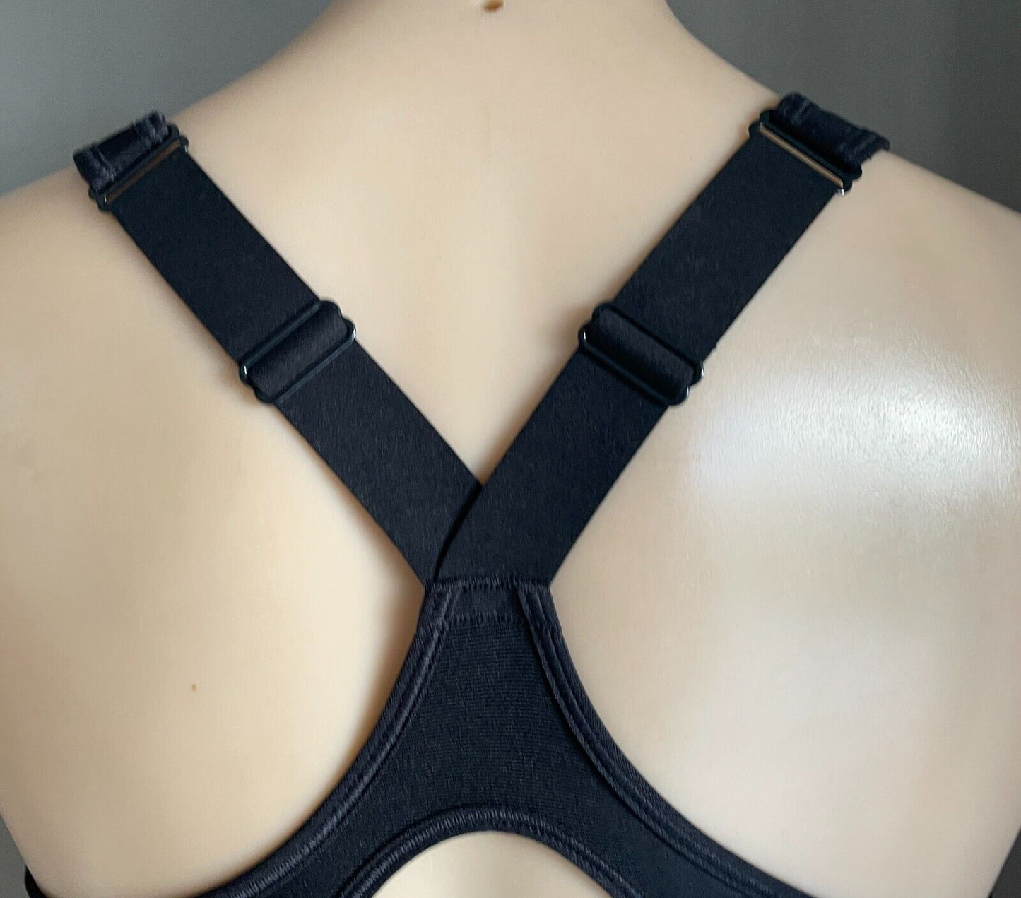 UNDER ARMOUR Sports Bra 10C Grey Black Crop Top Racer Back Medium Support 32C 10