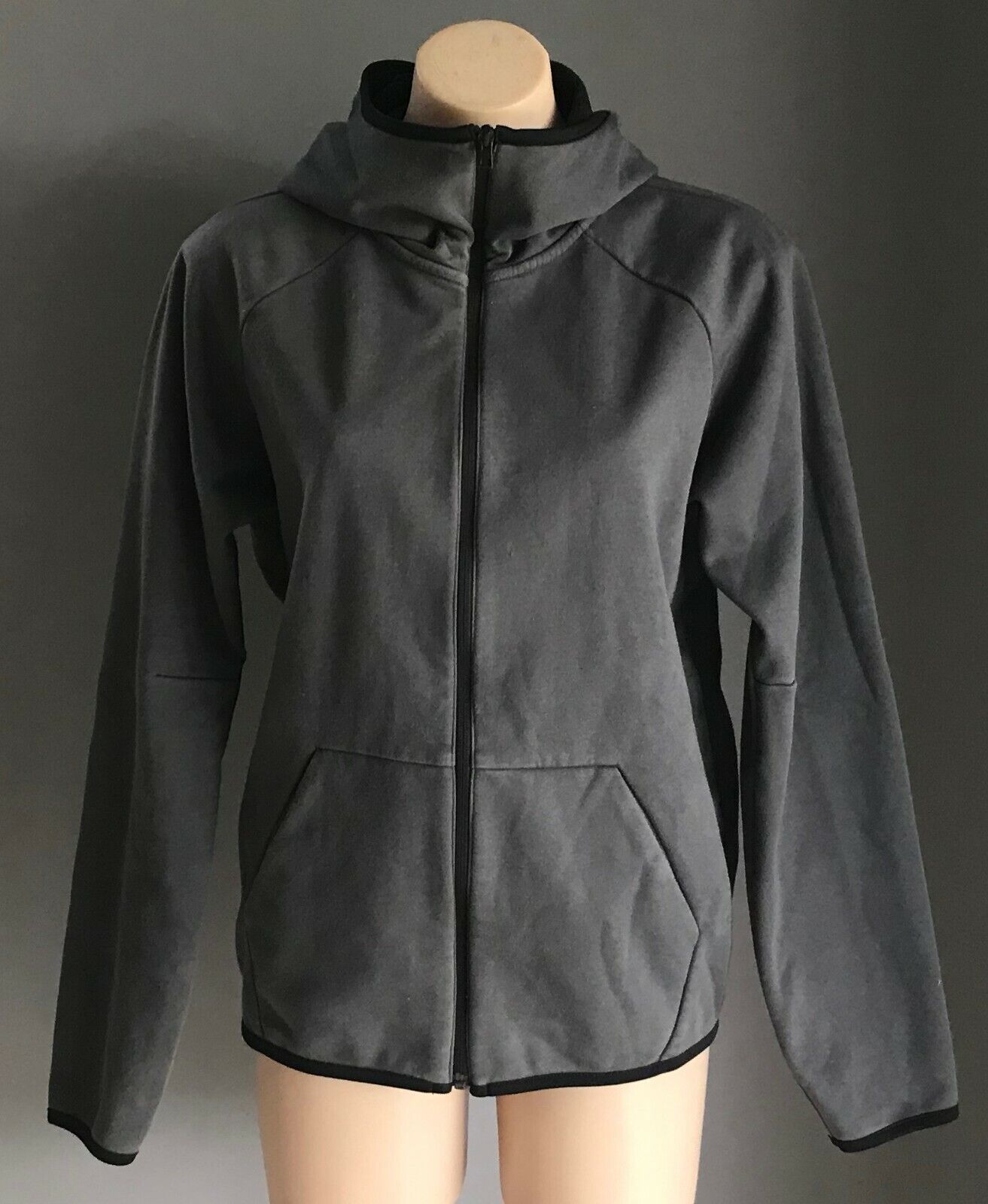 UNIQLO Hooded Jacket Hoodie Grey Soft Shell Zip Front Sz M 10 Casual Sports Walk