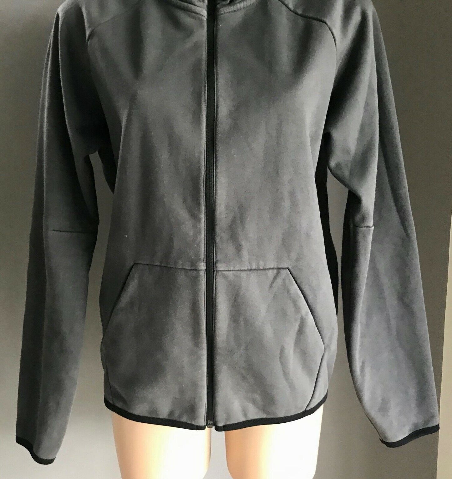 UNIQLO Hooded Jacket Hoodie Grey Soft Shell Zip Front Sz M 10 Casual Sports Walk