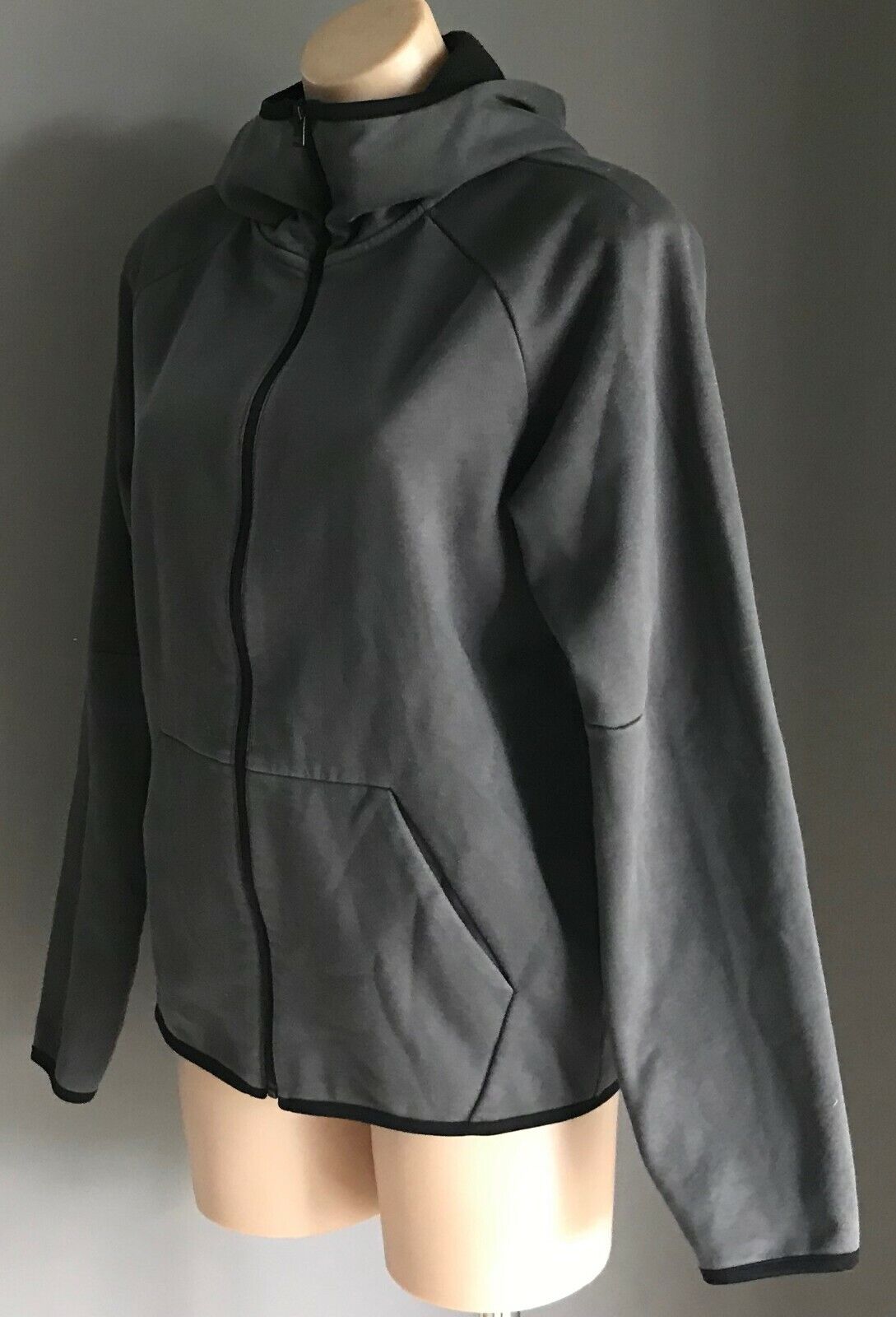 UNIQLO Hooded Jacket Hoodie Grey Soft Shell Zip Front Sz M 10 Casual Sports Walk