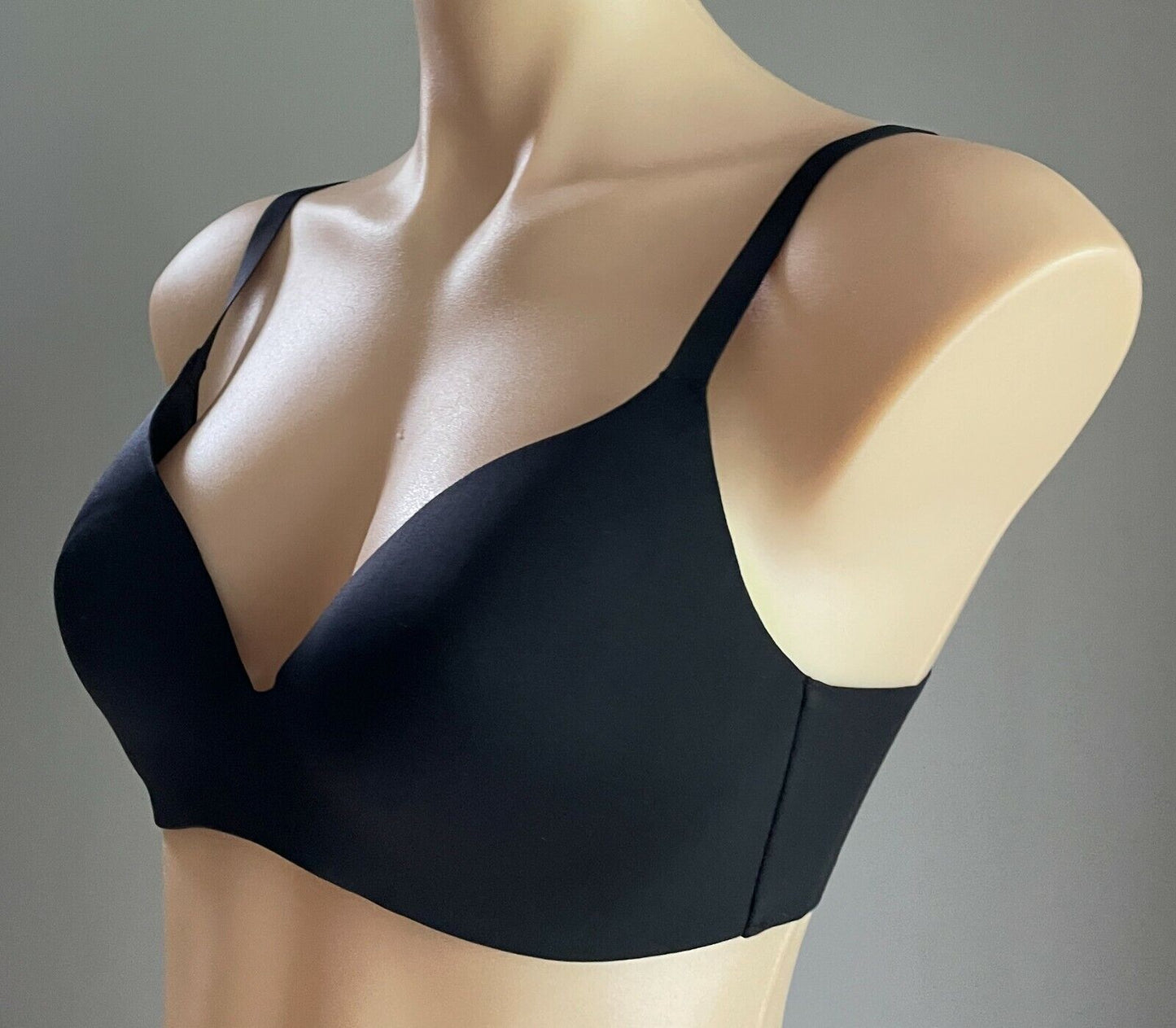 UNIQLO "Beauty Light" Bra Wireless Black Adjustable Straps Ladies Size 8 10 C DD