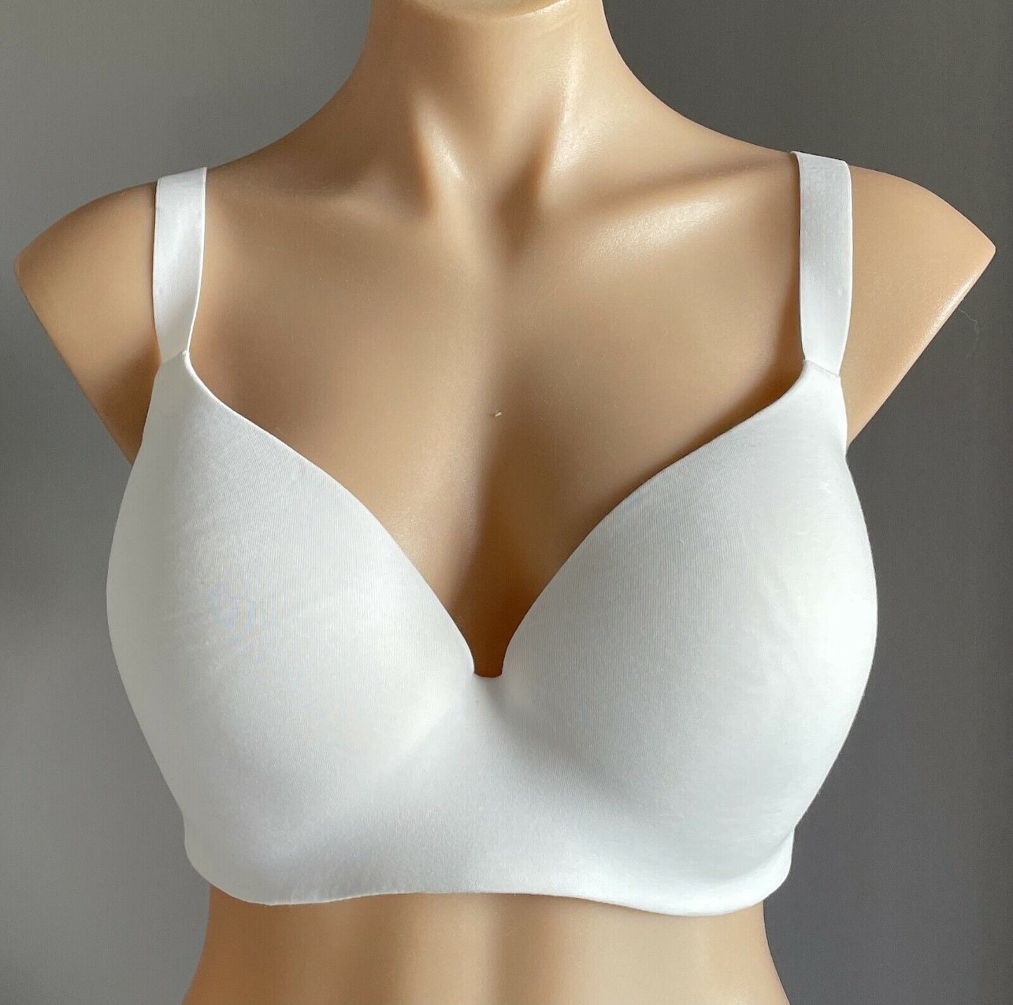 UNIQLO "Beauty Light" Bra 16 18 E F G White Wireless Smooth Moulded Ladies NEW