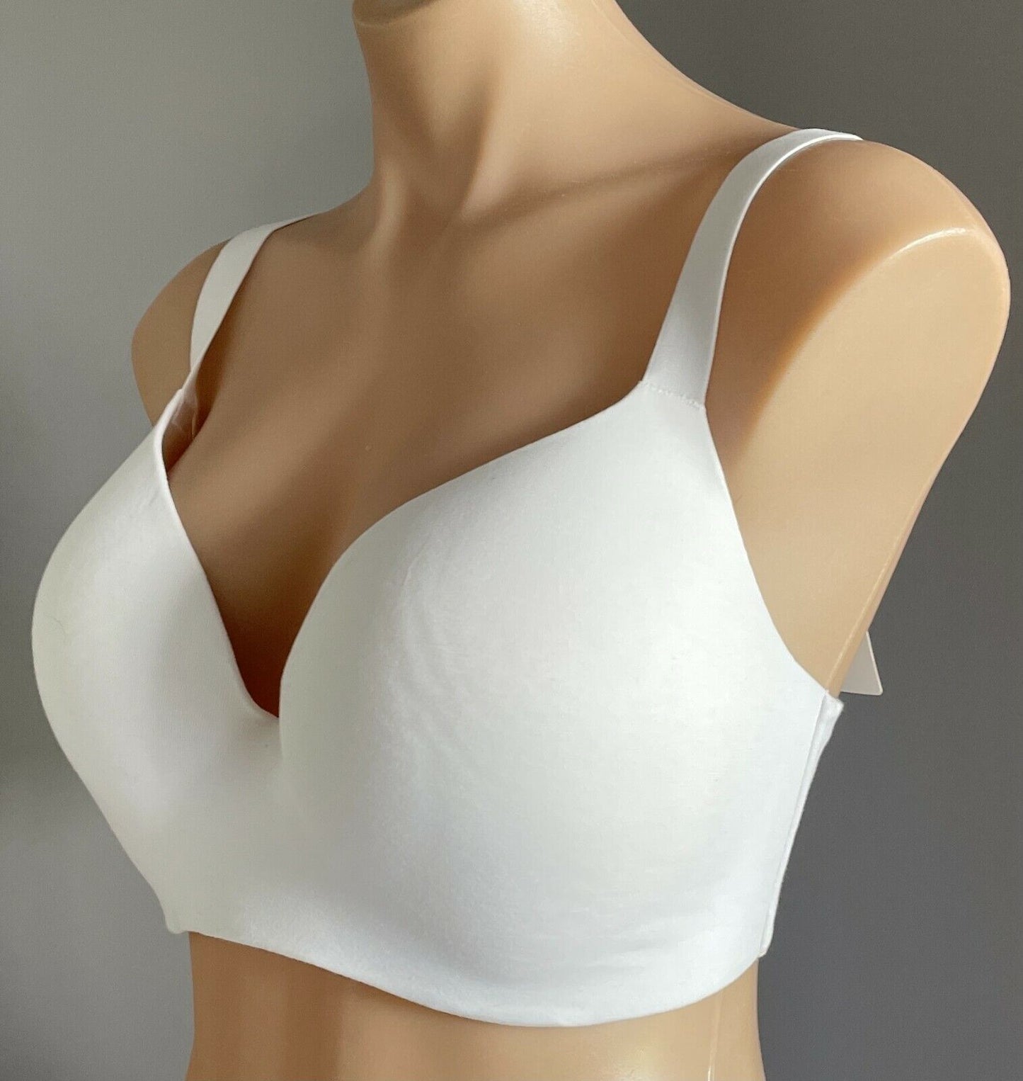 UNIQLO "Beauty Light" Bra 16 18 E F G White Wireless Smooth Moulded Ladies NEW