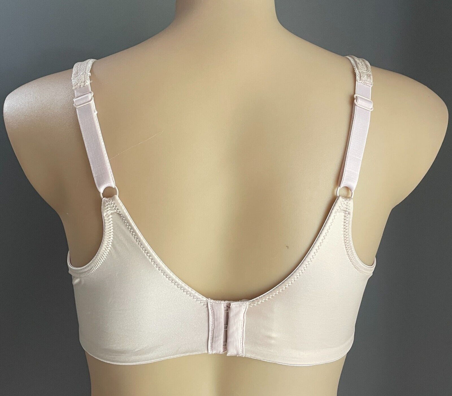 PLAYTEX Bra 20C Beige Secrets Undercover Slimming Adjustable Underwire 4S83 20 C