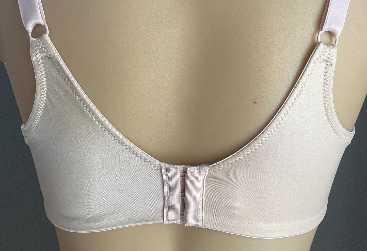 PLAYTEX Bra 20C Beige Secrets Undercover Slimming Adjustable Underwire 4S83 20 C