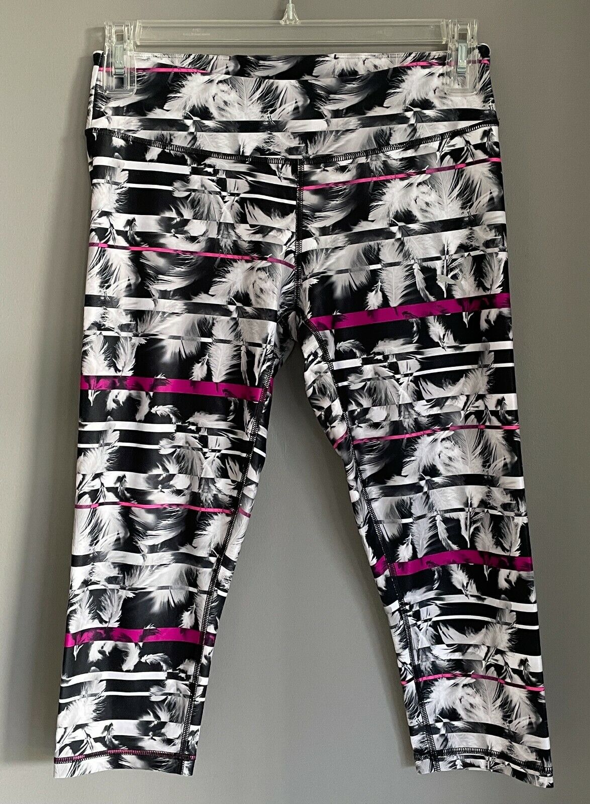 PUMA All Eyes On Me Leggings Black Magenta White Feather 3/4 Sz L 14 Activewear