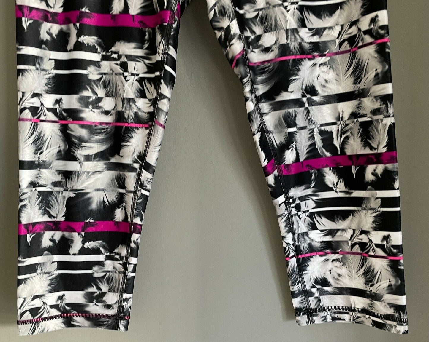 PUMA All Eyes On Me Leggings Black Magenta White Feather 3/4 Sz L 14 Activewear