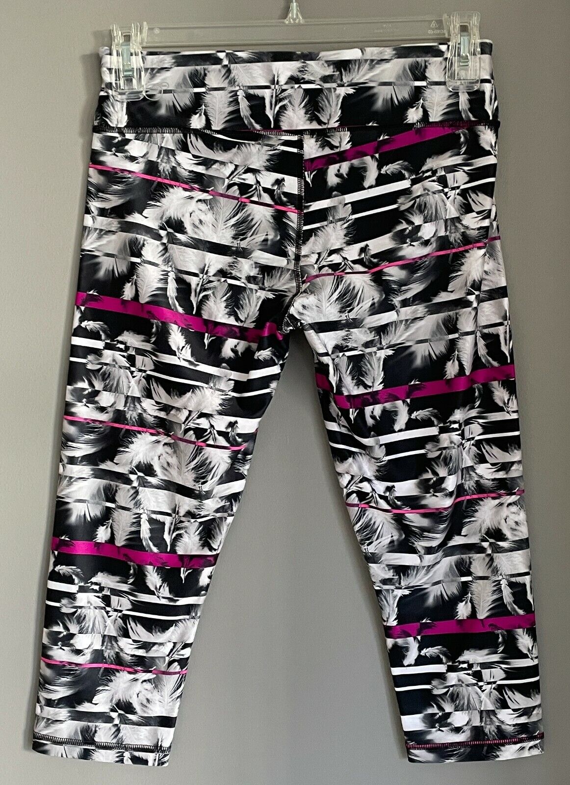 PUMA All Eyes On Me Leggings Black Magenta White Feather 3/4 Sz L 14 Activewear