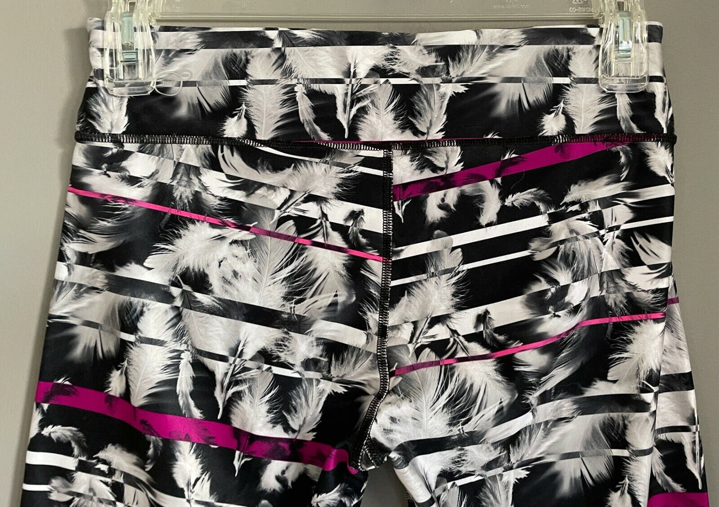 PUMA All Eyes On Me Leggings Black Magenta White Feather 3/4 Sz L 14 Activewear